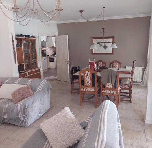 Casa 5 Dormitorios, Jardín, Piscina En Barrio Los Jazmines