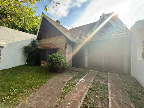 Casa En Venta En Adrogué Con Parque Arbolado