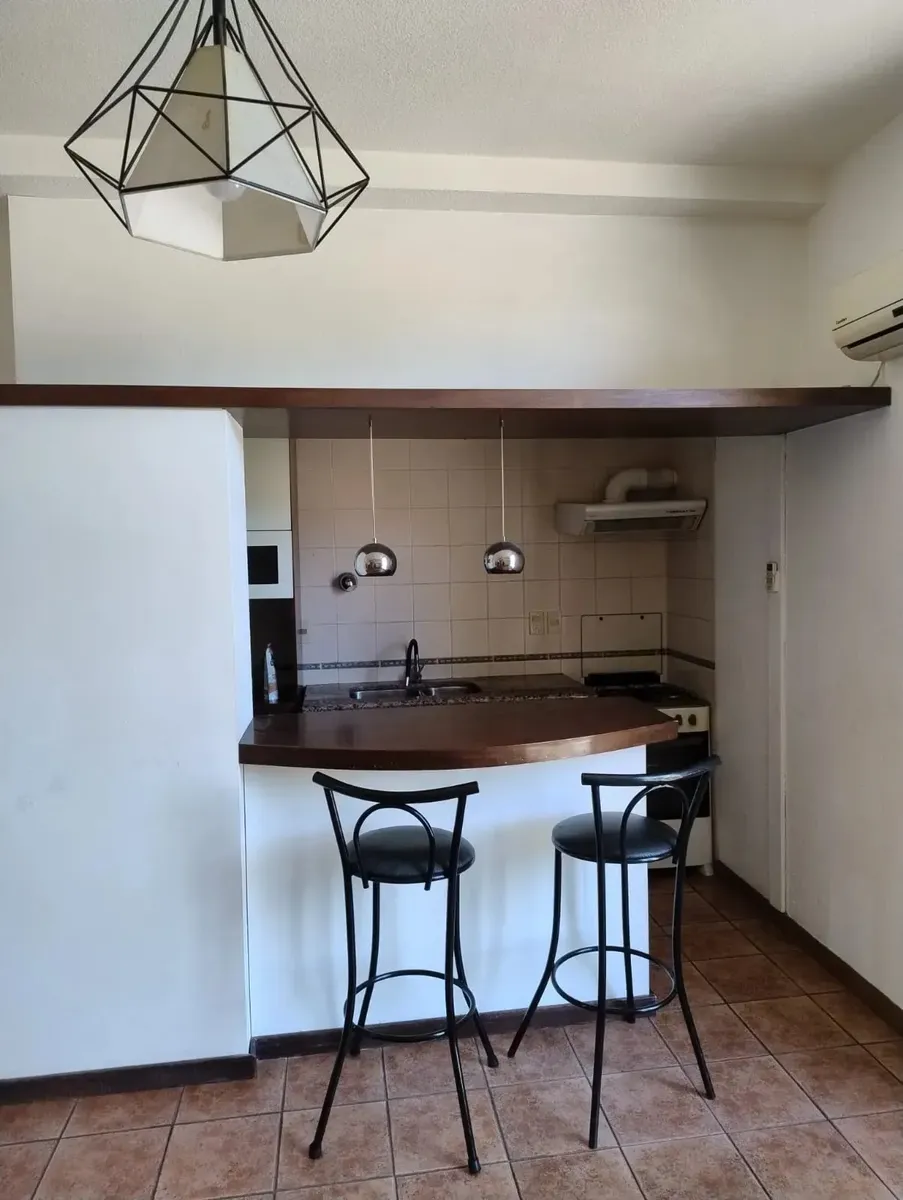 Alquiler En Atahualpa Mono Ambiente Con Entre Piso, Por Escalera, Frente, Salon De Uso Comun · Foto 2