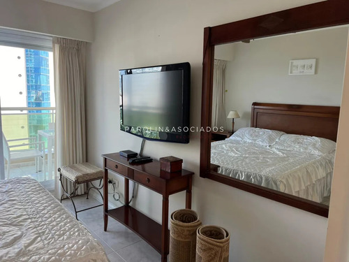 Departamento En Venta De 3 Dormitorios En Coral Tower, Punta Del Este