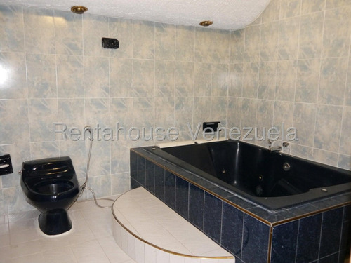 Maria E. Vende Con Excelente Ubicación !! Hermosa Y Amplia Casa (duplex) En Club Hipico Las Trinitarias, Lara#25-14386**