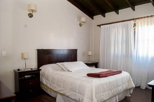 Hermosa Casa Súper Cómoda Y Espaciosa, Con Cochera, Pileta, Jardín Y Parrilla!