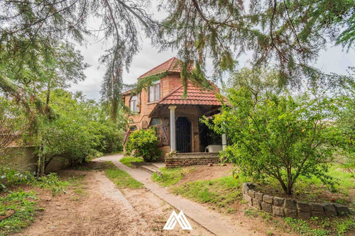Casa De 4 Dormitorios Y 3 Baños A Metros De Rambla