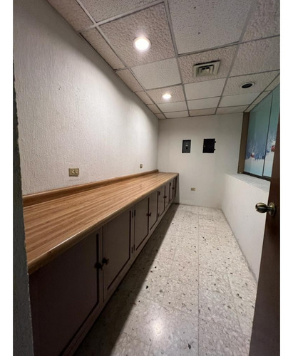 2ndo Y 3er Piso Para Uso Mixto En Renta En Jardines Del Contry, Mty.