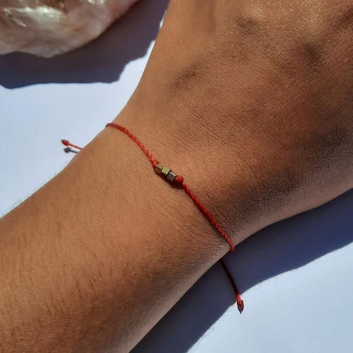 Imagen 4 de 6 de Hilo. Pulsera Roja De Protección Con Cuentas De Bronce.