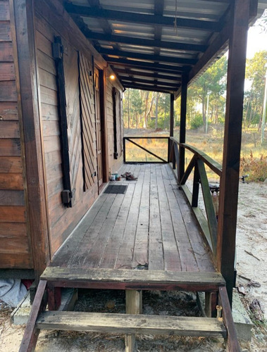 Cabaña De Madera Con Pilares De Hormigón, Entorno Natural