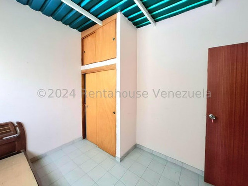 En Venta Amplia Y Hermosa Casa Con Apartamento En El Limon Db 25-4638