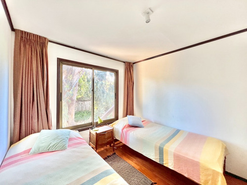 Venta De Interesante Casa A Pasos De Todo, Cachagua