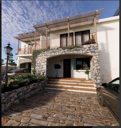 Inmejorable Sitio Casco Historico Con Proyecto 3 Casas