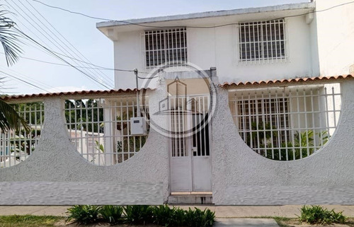 Venta De Casa En La Urb. Las Acacias 013js