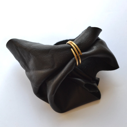 Imagen 4 de 4 de Brazalete Pulsera Moño De Cuero Negro Con Detalle De Bronce