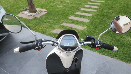 Imagen 3 de 15 de Moto Electrica Sunra Grace / Litio / 4500 Km / Scooter