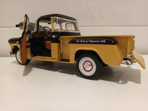 Auto World 1957 Chevy 3100 Stepside 1:18 Dorado Oscuro (Usado)