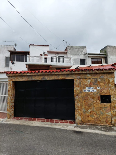 Best House Vende Casa  Tríplex, Sector El Golf, Colinas De Carrizal. 