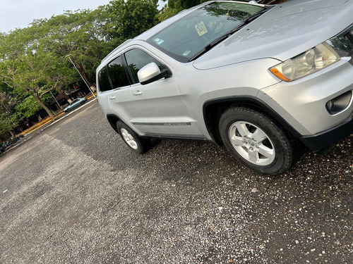 Jeep Grand Cherokee Laredo V6 4x2 At