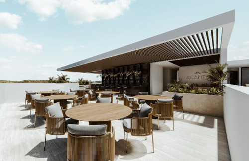 Condo Con Terraza Que Tiene Vista Al Mar, Cuatro Recamaras,