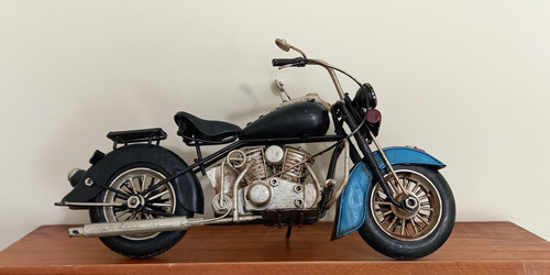 Imagem 2 de 5 de Miniatura De Motocicleta Em Metal Preta E Dourada