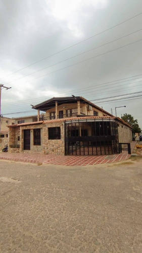 Espaciosa Casa De Esquina Con Vista Al Cerro El Cafe En Naguanagua Er