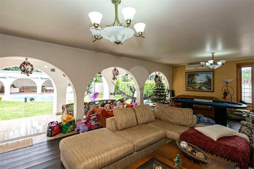 Imagem 12 de 30 de Casa Térrea 5 Dormitórios, Piscina E Jardim - Reo523527