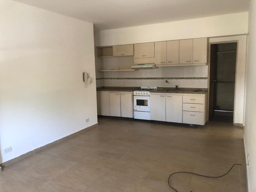 Imagen 3 de 11 de Depto Ph 2 Ambientes Con Cochera Cubierta - Planta Baja - Venta - Castelar