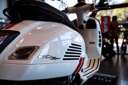 Imagen 12 de 18 de Vespa Gts Super 300 Racing Sixties Disponible Ya