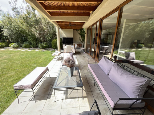 Casa En Venta De 4 Dorm. + Sala Estar En Chicureo P. Roj
