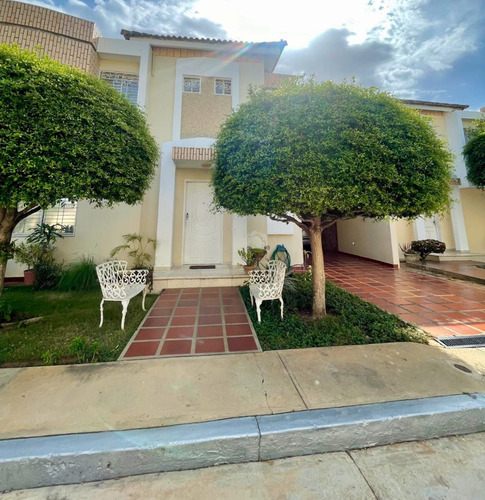 Hermoso Townhouse En Villa Robledal.