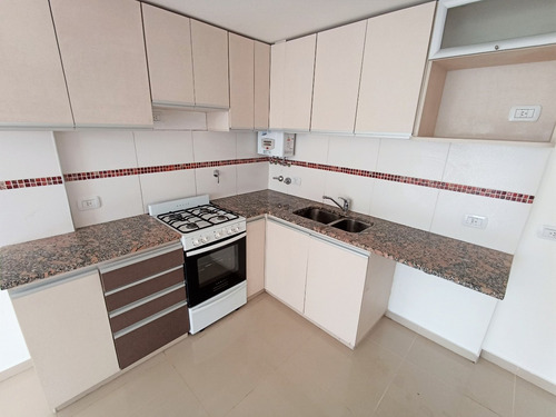 Departamento Semipiso 3 Amb Con Balcón Al Frente En Alquiler - Parque Avellaneda