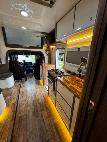 Motorhome Sprinter517 2024 Para 6pessoas Viajando E Dormindo