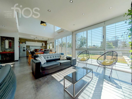 Imagen 6 de 28 de Venta Casa De 3 Dormitorios Con Parque Piscina Cochera En Funes