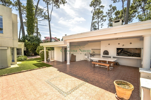 Casa De Seis Dormitorios En Venta - Playa Mansa - Ref: 37614