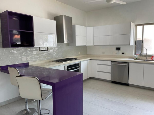 Venta Casa De Un Piso En Esquina Con Amplio Terreno, Temozon Norte