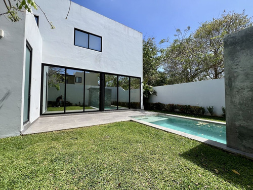 Casa En Venta En Mérida. Priv. Parque Natura En Esquina Y Alberca, Con Paneles