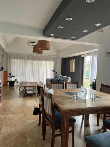 Imagen 12 de 30 de Casa Principal 5 Dormitorios Y 4 Baños, Mas Departamento De 1 Dormitorio. Villa Allende Golf