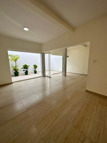 Casa Residencial - Comercial En Alquiler 400 M2 - Urb. El Rosal