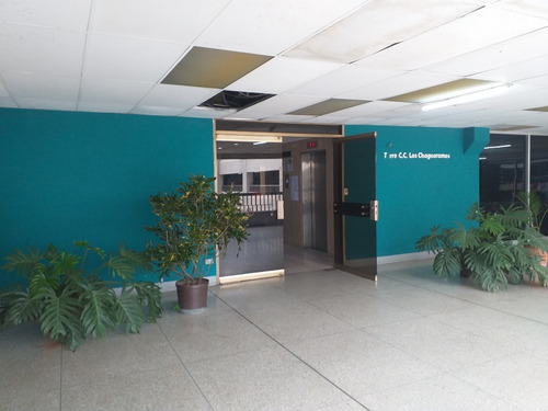 Imagen 2 de 13 de Oficina En Alquiler En El Cc Los Chaguaramos