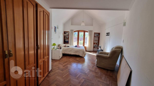 Imagen 10 de 30 de Venta Casa En Villa Belgrano, 4 Dormitorios Y 5 Baños Con Gran Parque!!