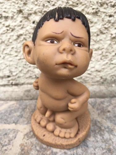 Figura Única De Niño Haciendo Pupu 12 Cm