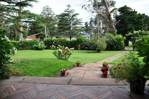 Casa En Venta Y Alquiler En Punta Del Este, Zona De Playa Mansa.- Ref: 18669