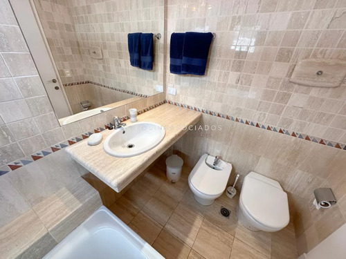 Apartamento En Venta En Primera Linea De Brava De 3 Dormitorios Edificio Arenas Blancas, Punta Del Este.
