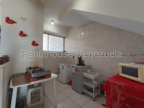 Apartamento En Venta Duplex En Urbanización Andrés Bello Maracay Zona Norte Con Pozo De Agua Nela 25-16098