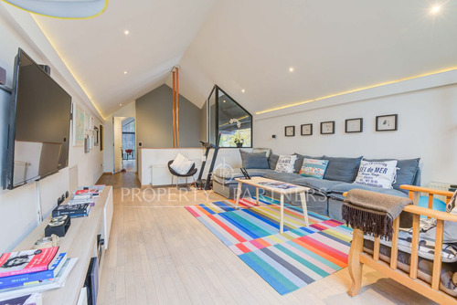 Moderna Y Elegante Casa En Sector Privilegiado De ...