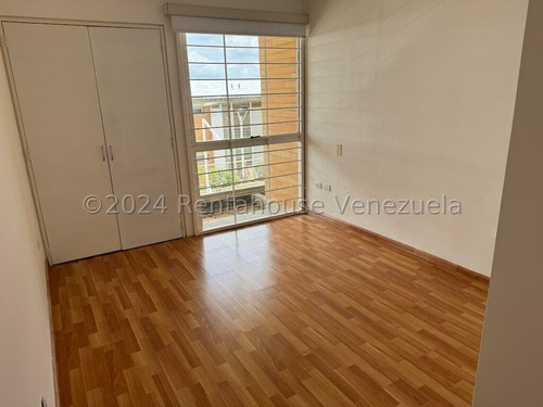 Espectacular Apartamento Duplex Con Clima De Montaña Y Terraza, Urb. Alto Hatillo. Mo 24-24908