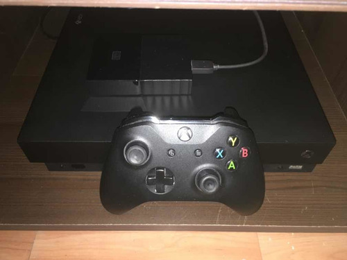 Xbox One X 1tb + 1 Joystick