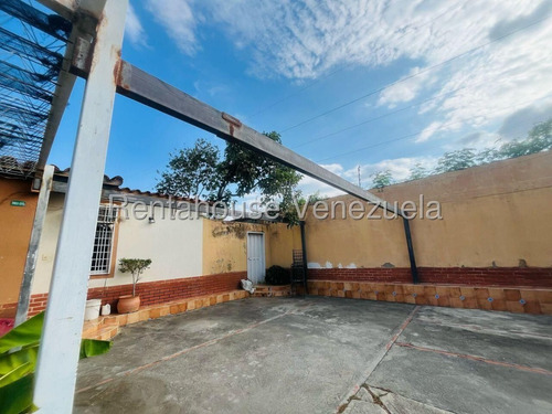 Venta Casa En Urbanismo Cerrado En Cabudare Urb Piedra Azul Con Dos Habitaciones Y 3 Banos, Ideal Para Quienes Buscan Comodidad Y Seguridad Gabriela C
