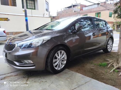 Auto Kia Cerato Hatchbac Color Beige Oscuro
