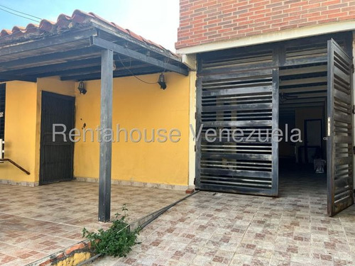 Amplio Y Moderna Casa De 2 Niveles En Venta Cabudare. Urbanizacion Valle Hondo 25-15492 As-f