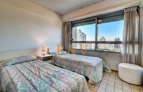 Imagen 11 de 15 de Venta De Apartamento 2 Dormitorios Y Cuarto De Servicio. En Península, Punta Del Este.