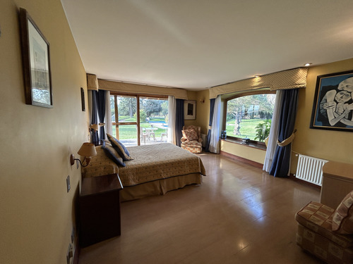 Amplia Casa Estilo Chilena En Condominio