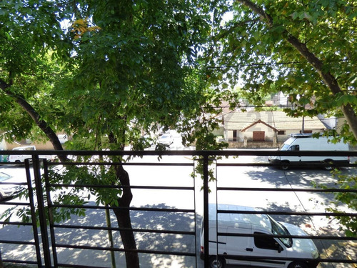 Amplio Ph De 3 Ambientes Al Frente Con Patio Y Balcón - Villa Pueyrredón